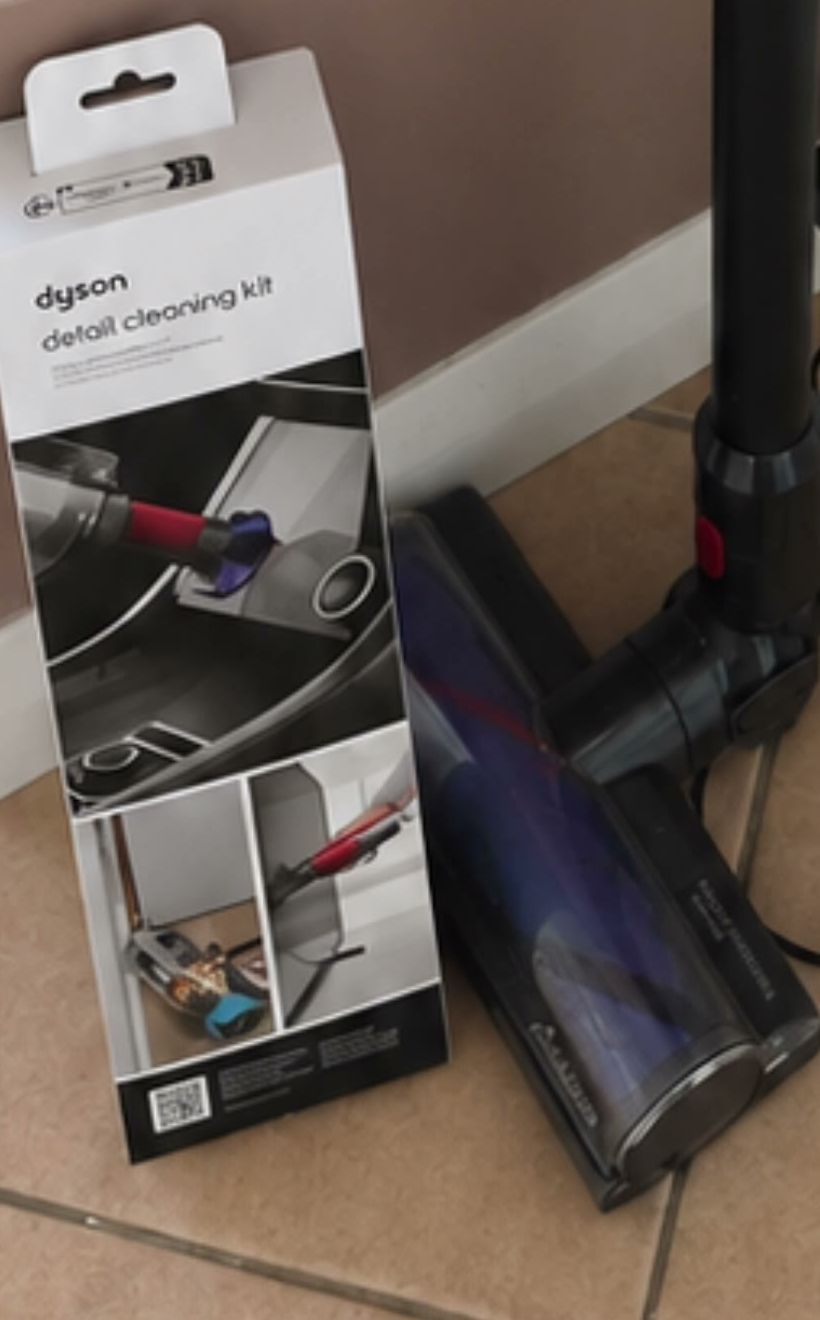 فاكيوم Dyson وطقم detail cleaning kit الظاهرين بعد الاختيار